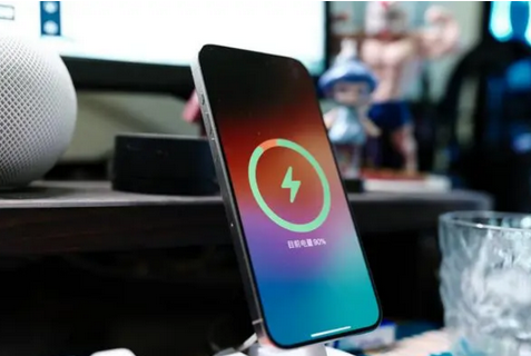 孟州苹果15换屏服务分享用什么充电器给iPhone15充电更好 